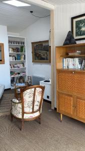 雷岛林滩La Terrasse du Bois Plage的客厅配有椅子和梳妆台