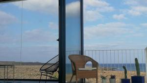 蓬塔穆赫雷斯Salema的阳台配有椅子,享有海景