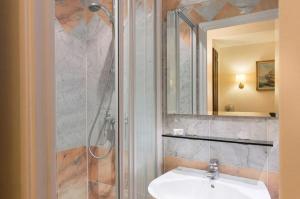 巴黎福美来酒店的一间带水槽和淋浴的浴室