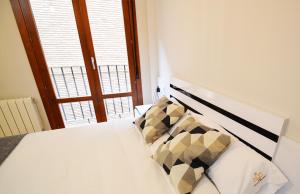 塔拉桑纳阿拉贡Apartamento Encanto Tarazona Plaza de España的卧室配有白色的床和窗户。