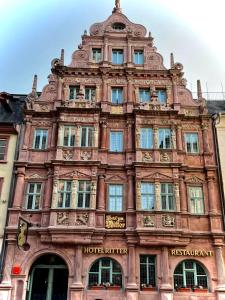 海德堡Hotel zum Ritter St. Georg的大楼前的大建筑