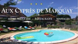 马尔凯Hôtel Bien-Être Aux Cyprès de Marquay的游泳池度假村的标志