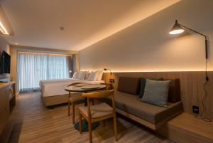 福塔莱萨陆泽罗福塔勒扎酒店的酒店客房配有床、桌子和沙发。