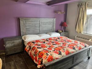 芝加哥迈阿密套房酒店的一间卧室配有一张带花卉床罩的床