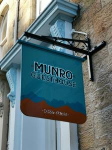 斯特灵Munro Guest House的建筑物一侧的标志