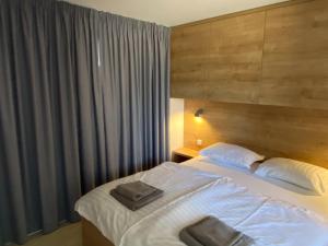 迪斯诺Bella Homes Camping的酒店客房设有两张床和窗户。