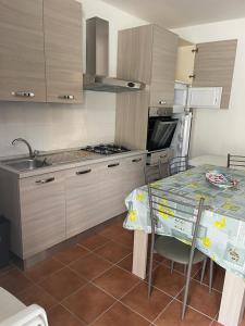 BuonvicinoDa Nonno Presta的厨房配有桌子、水槽和炉灶。