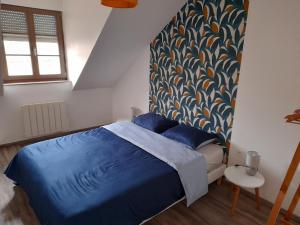 色当Appartement moderne et spacieux的一间卧室配有一张带蓝色棉被的床