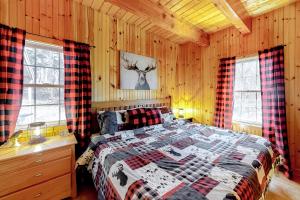 威尔明顿Swaying Pines的小木屋内一间卧室,配有一张床