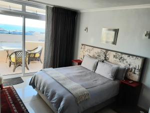 布鲁堡史特兰2WhiteWaters Bloubergstrand Homestay的一间卧室设有一张床,享有海景
