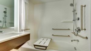 斯汤顿Holiday Inn Staunton Conference Center, an IHG Hotel的浴室配有卫生间、盥洗盆和淋浴。