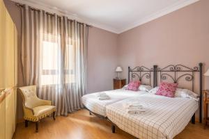 巴塞罗那Flat Meridiana的卧室配有床、椅子和窗户。