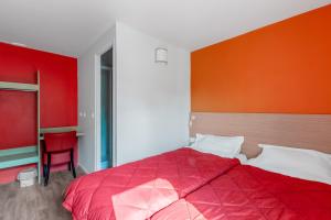 勒鲁Premiere Classe Rennes Ouest - Le Rheu的一间卧室配有红色的床和椅子