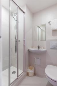勒鲁Premiere Classe Rennes Ouest - Le Rheu的带淋浴、卫生间和盥洗盆的浴室