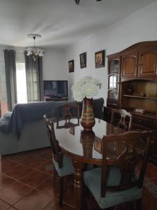 塞特尼尔Casa Rural Moreno的客厅配有桌子和沙发