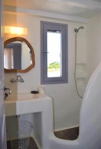 阿诺梅拉House of Nikol - Cycladic Sensation的一间带水槽和镜子的浴室