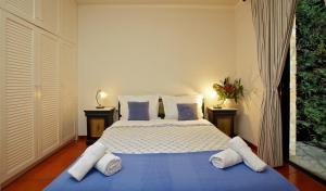 撒尼海滩Muses Villas Resort的一间卧室配有带毛巾的床