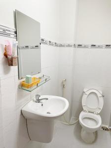 胡志明市Huy Hoàng Hotel的白色的浴室设有水槽和卫生间。