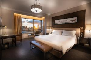 布宜诺斯艾利斯Alvear Icon Hotel的一间设有大床和窗户的酒店客房