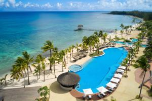 潘托皮芒艾美度假酒店的享有海滩和游泳池的空中景致