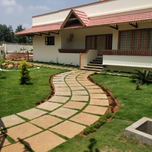 耶拉吉里NanDha Illam- The Courtyard Heritage HomeStay的房屋前的石头走道