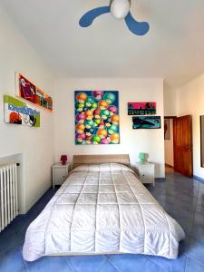 伊斯基亚B&B Villa Regine的卧室配有一张大床,墙上挂有绘画作品