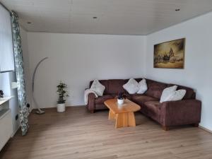 卡塞尔An den Vogelwiesen的客厅配有棕色的沙发和木桌