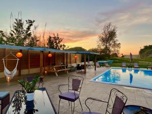 斯达林Beach Villa Verano with private pool的一个带游泳池、椅子和房子的庭院