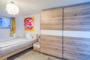 沙博伊茨Strandallee 100 Brandungsnest的一间卧室设有一张床和一张大型木墙