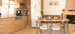 巴利恩Marina Mare的厨房配有桌椅和冰箱。