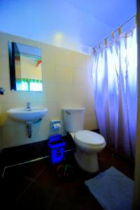 达沃市达沃第一太平洋宾馆的浴室配有白色卫生间和盥洗盆。