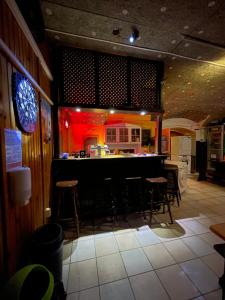 布达佩斯whole basemenet former pub4 stag do/hen party的餐厅内的酒吧配有椅子和柜台