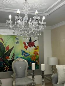 巴耶杜帕尔Casa hermosa amoblada norte de Valledupar的客厅里的吊灯,带有绘画作品