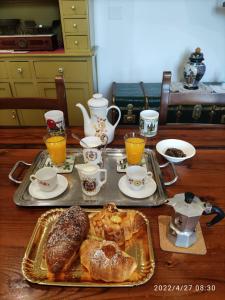 那不勒斯Antoniet的一张桌子,上面放着糕点和咖啡