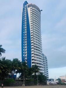 通苏帕Amplio 140m2 Grand Diamond Tonsupa的海滩旁高大的蓝白色建筑