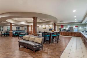 Best Western Plus Galveston Suites的休息区