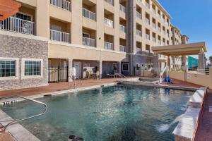 Best Western Plus Galveston Suites内部或周边的泳池