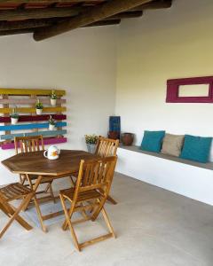 Corte do PintoCasa da Cerca的一间带木桌和椅子的用餐室