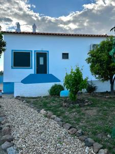 Corte do PintoCasa da Cerca的一面有蓝色油漆的房子