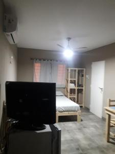 富内斯Cabañas Samay的一间卧室配有一张床和一台电视