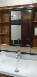 吉赞كيان的浴室水槽和上面的大镜子