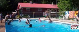 New GlasgowNew Glasgow Highlands Campground cabins的一群人在游泳池游泳