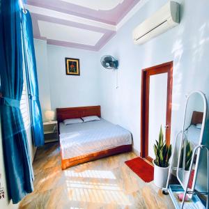 惹岛Homestay Tiên Tri 02的一间卧室设有一张床和一个窗口