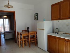阿菲托斯LITTLE LEPANTO的厨房配有白色冰箱和桌子
