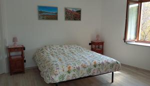 Villar PelliceChez Bonjour的一间卧室配有床和2个床头柜