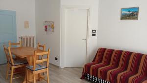 Villar PelliceChez Bonjour的配有桌子、椅子和沙发的房间