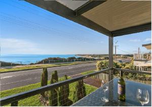 Port WillungaPort Willunga Ocean Views Beachhouse的阳台配有酒杯,享有海景