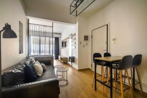 Super Stylish Apartments in the Heart of Athens!的休息区