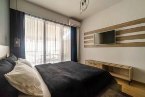 雅典Super Stylish Apartments in the Heart of Athens!的一间卧室设有一张床和一个大窗户