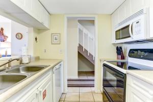 费南迪纳比奇2158南弗莱彻A公寓的厨房配有水槽和微波炉